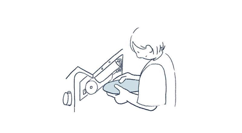 ハンドメイドで材料を削る